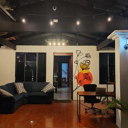 Blackout Hostel La Fortuna المظهر الخارجي الصورة